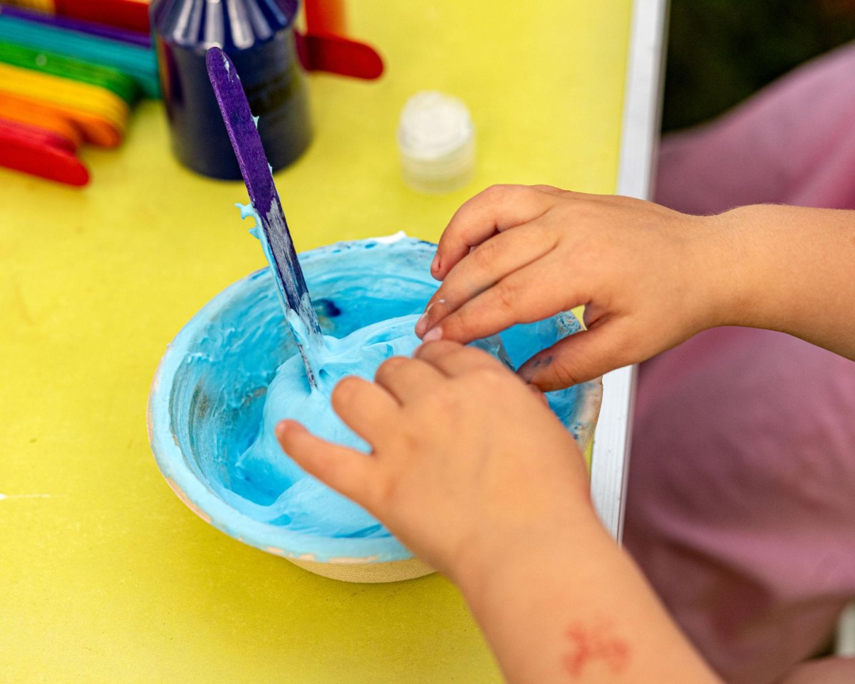 Kind mischt Slime Knete Schüssel