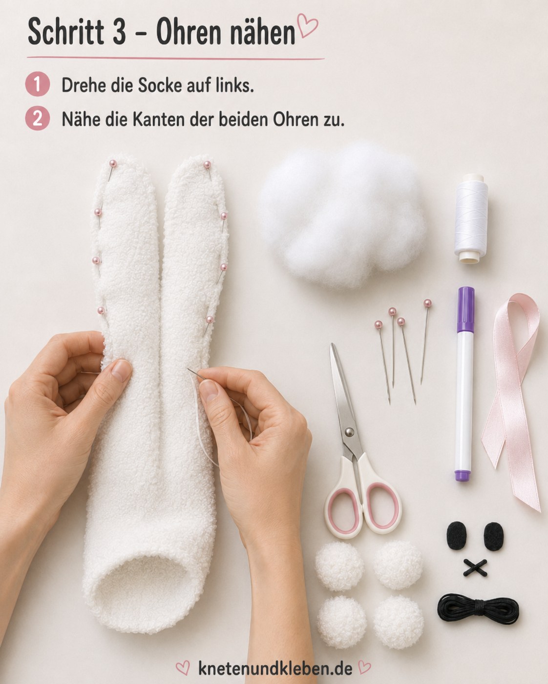 Die Kanten der beiden Ohren werden beim Sockenhase Miffy DIY von links sorgfältig zusammengenäht