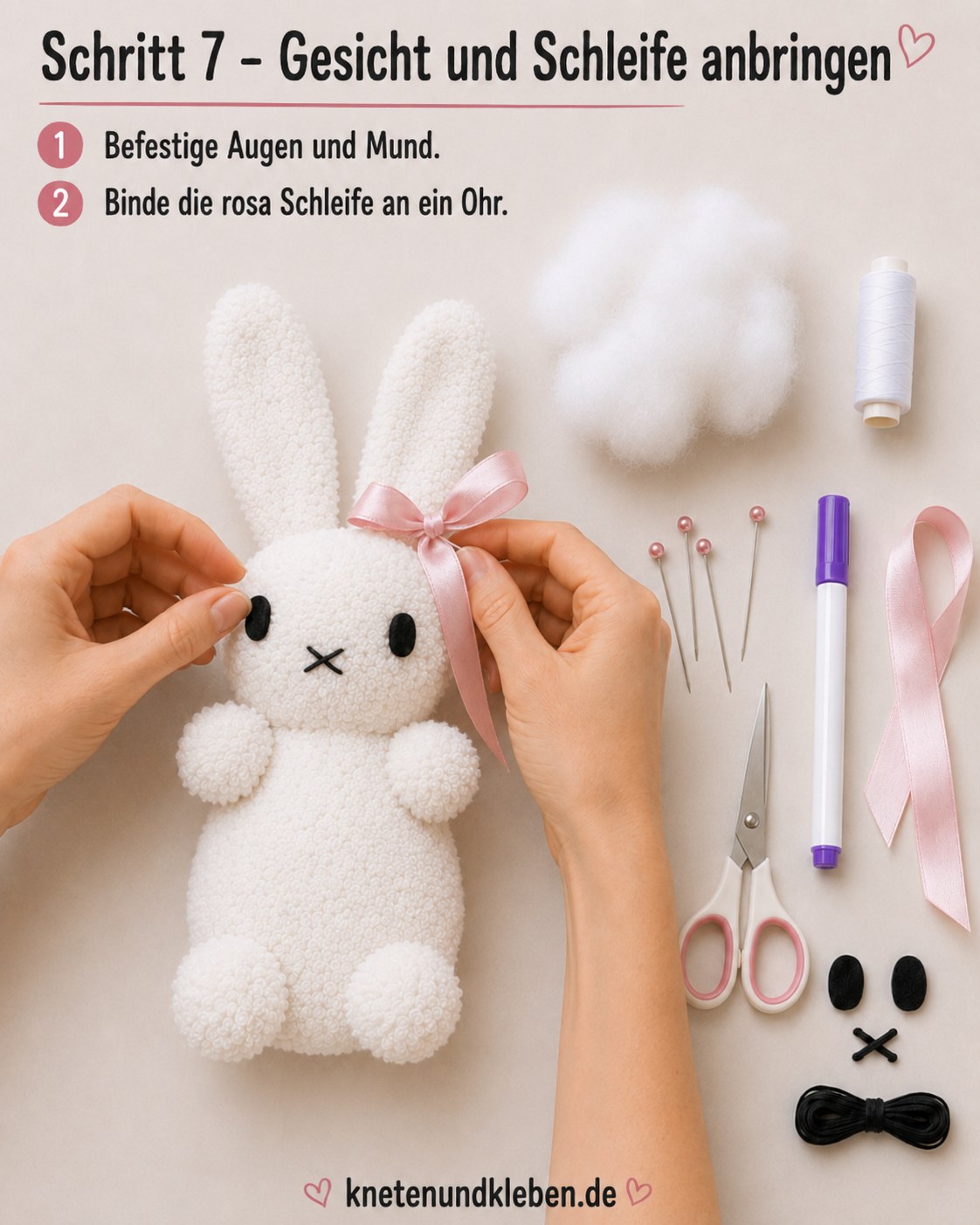 Augen, Mund und eine rosa Schleife geben dem Socken Hase Miffy DIY sein fertiges Gesicht