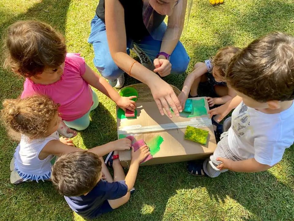 Kinder basteln im Sommer draußen