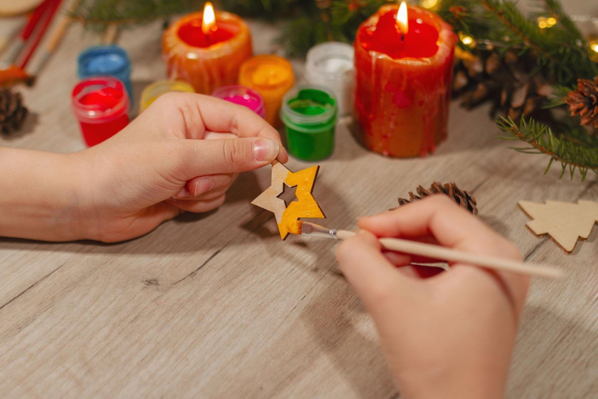 Kinder verzieren Holzsterne Weihnachten