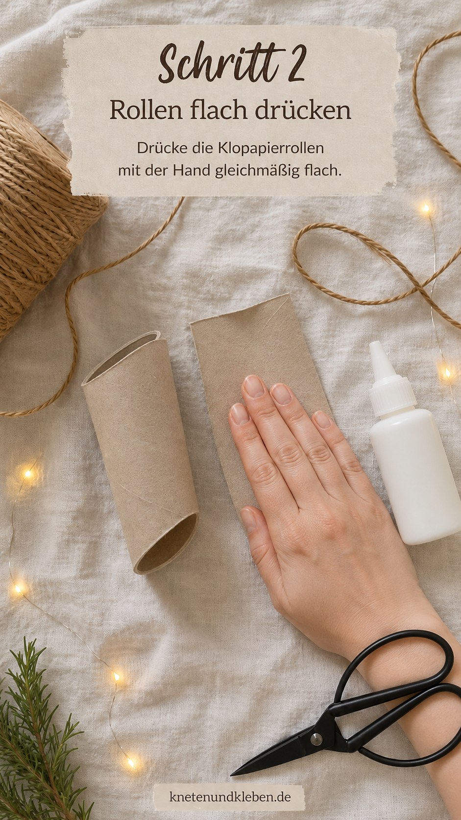 Hand drückt eine Klopapierrolle flach als Vorbereitung für den Stern aus Pappe