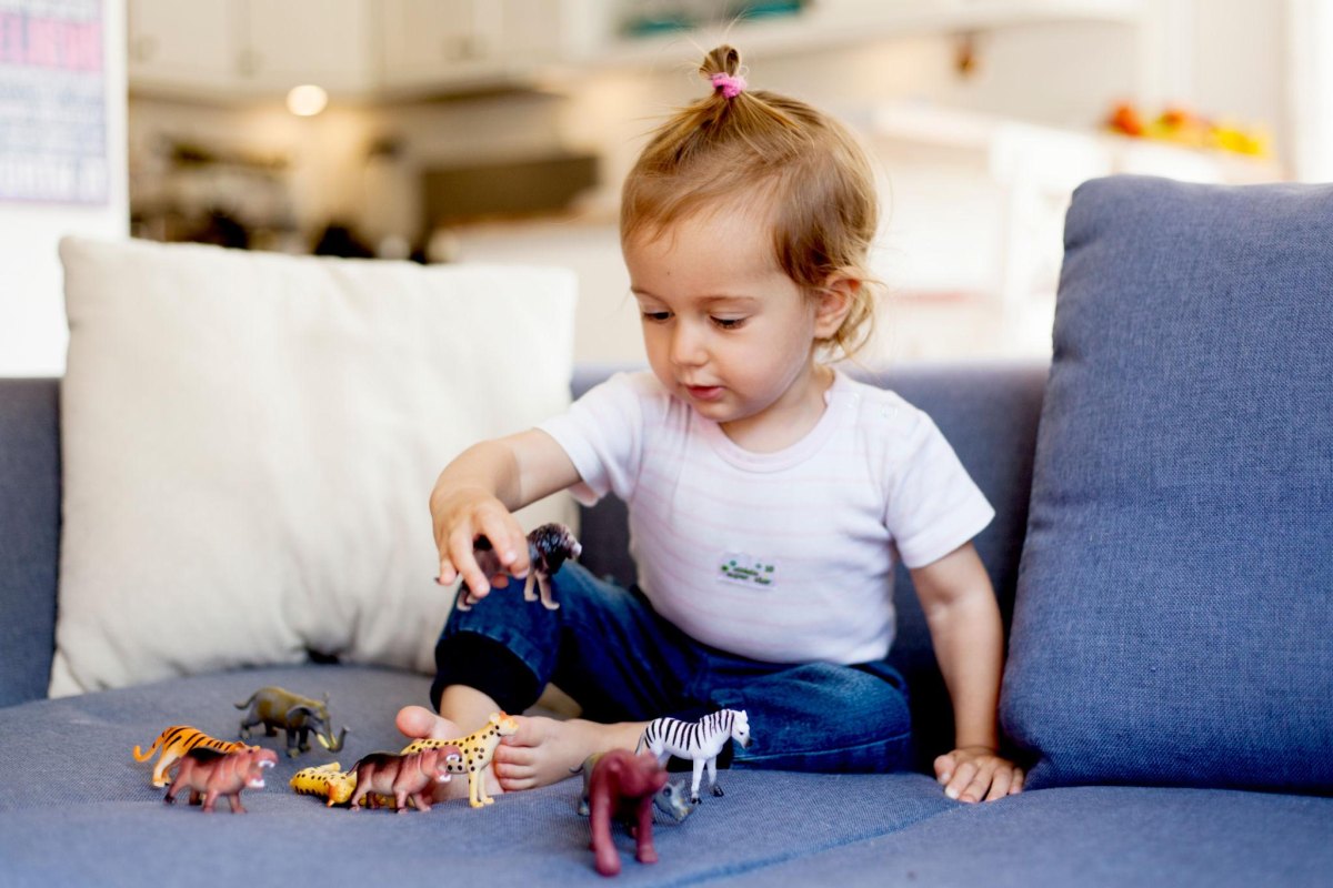 Kind spielt mit Tierfiguren