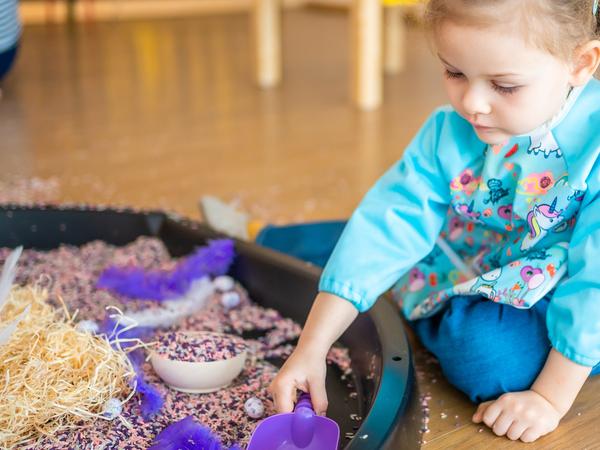 Kind spielt mit Sensorikbox