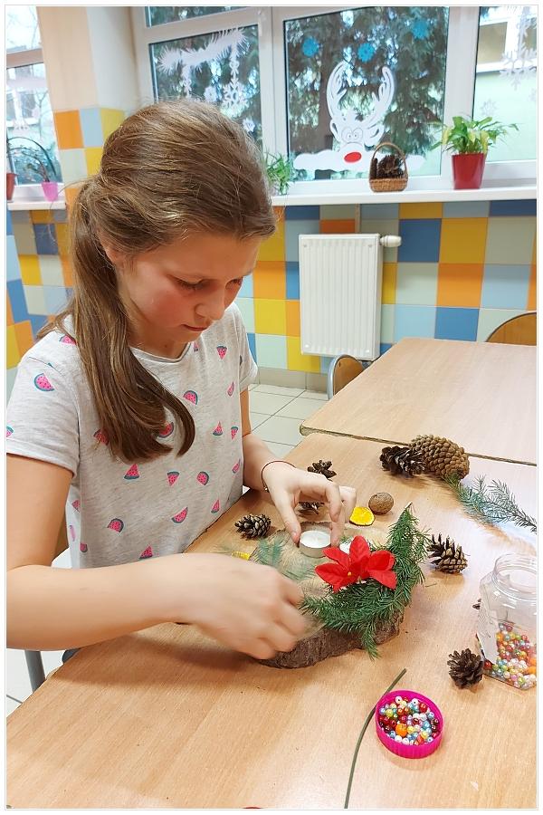 Kinder gestalten Weihnachtstisch Dekoration
