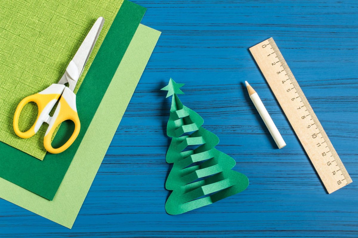 Weihnachtsbaum aus Bastelmaterial