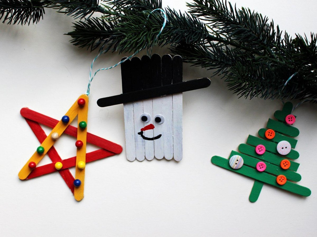 Kinder basteln Weihnachtsdeko Eisstiele