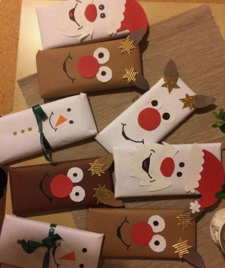 Kinder verpacken Weihnachtsgeschenke