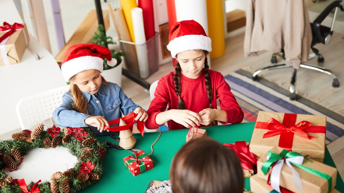 Kinder verpacken Weihnachtsgeschenke