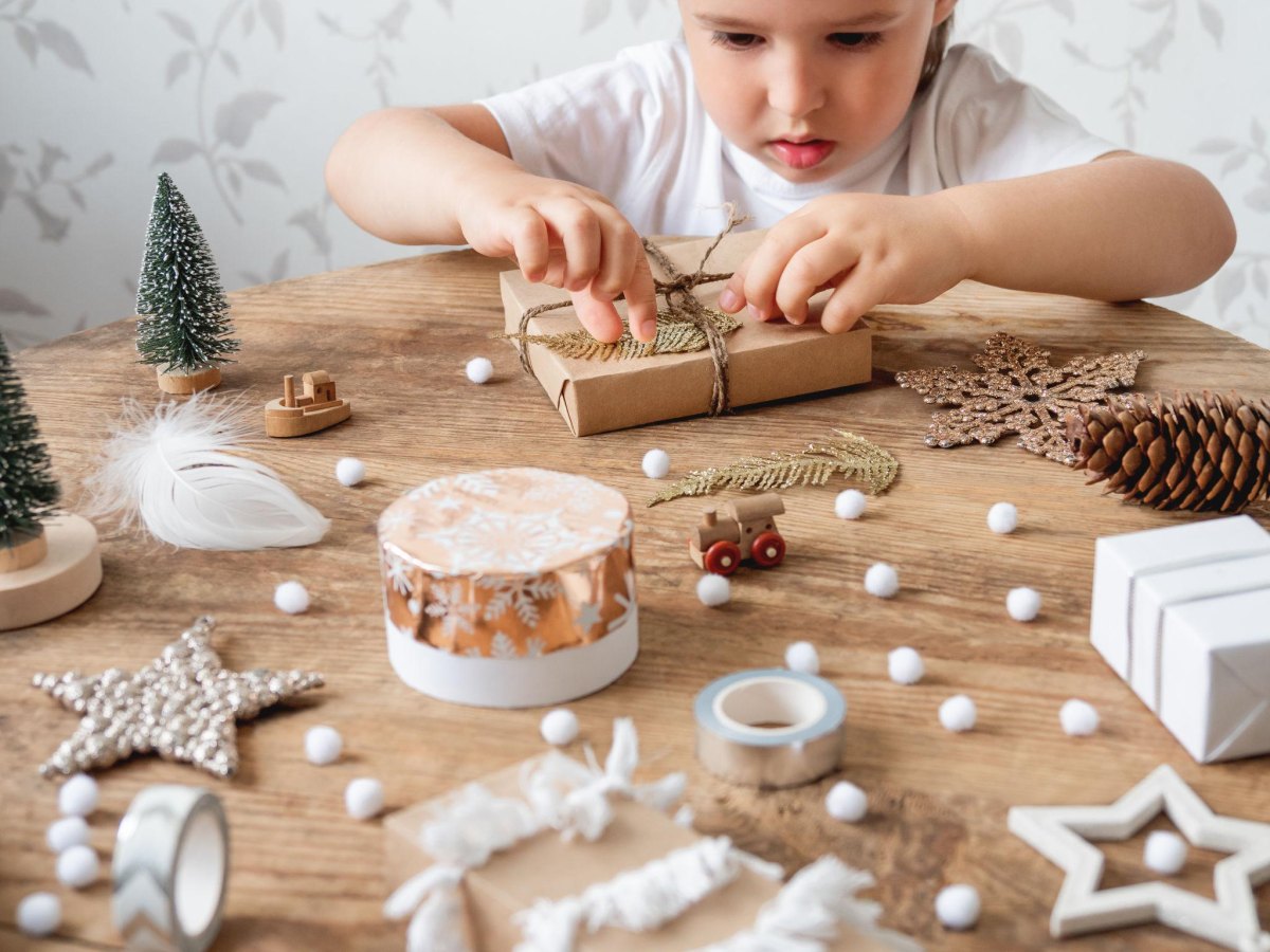 Kinder verpacken Weihnachtsgeschenke