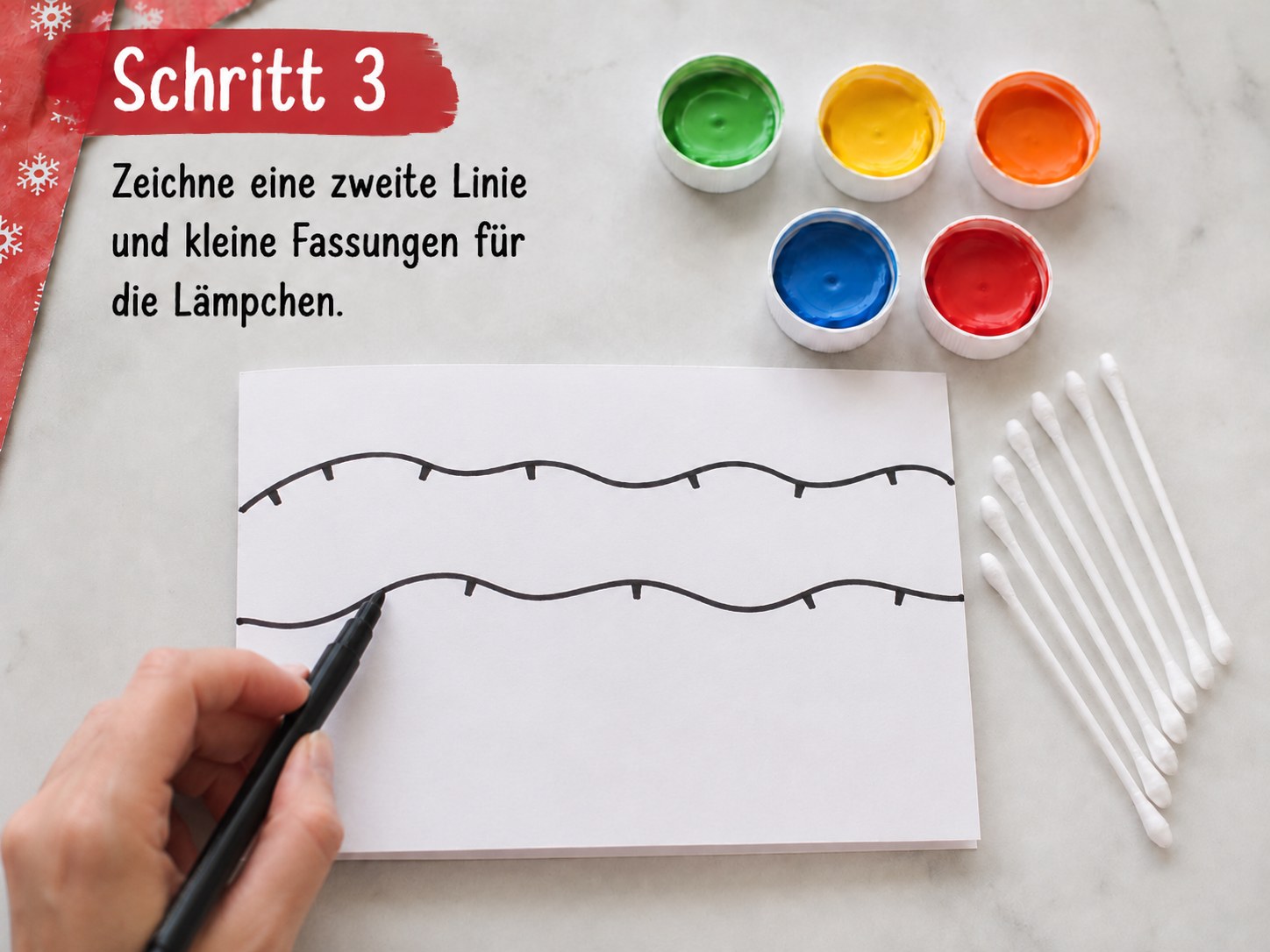 Zweite geschwungene Linie mit kleinen Fassungen für die Lämpchen der Wattestäbchen-Lichterkette