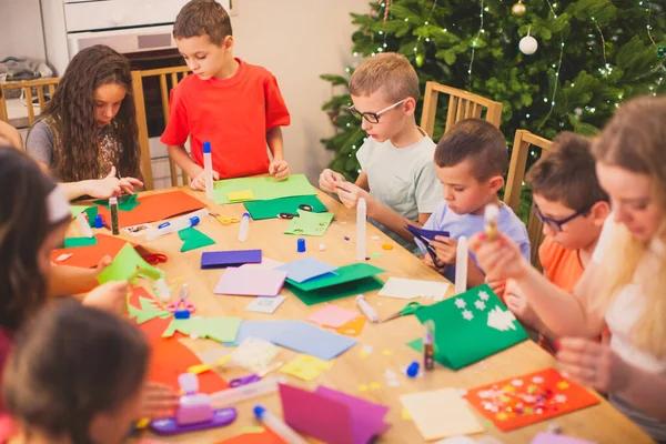 Kinder verzieren Weihnachtskarten kreativ