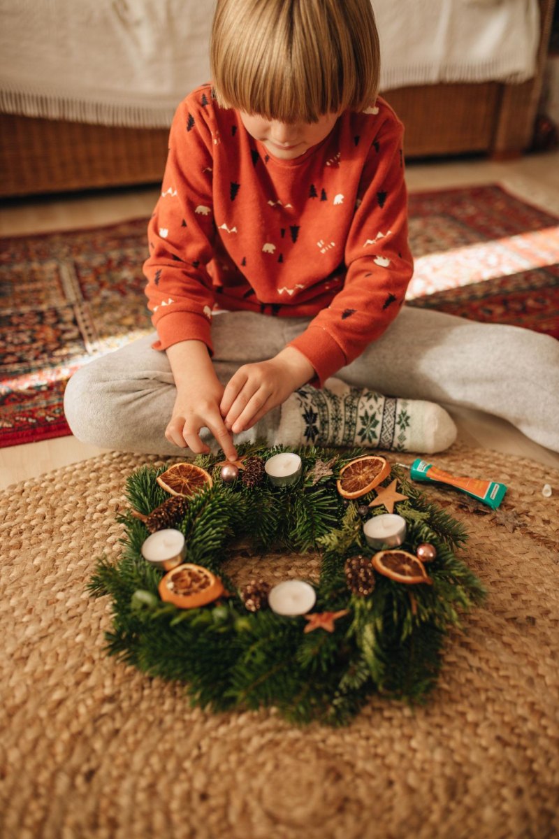 Kinder basteln Weihnachtskranz Naturmaterialien