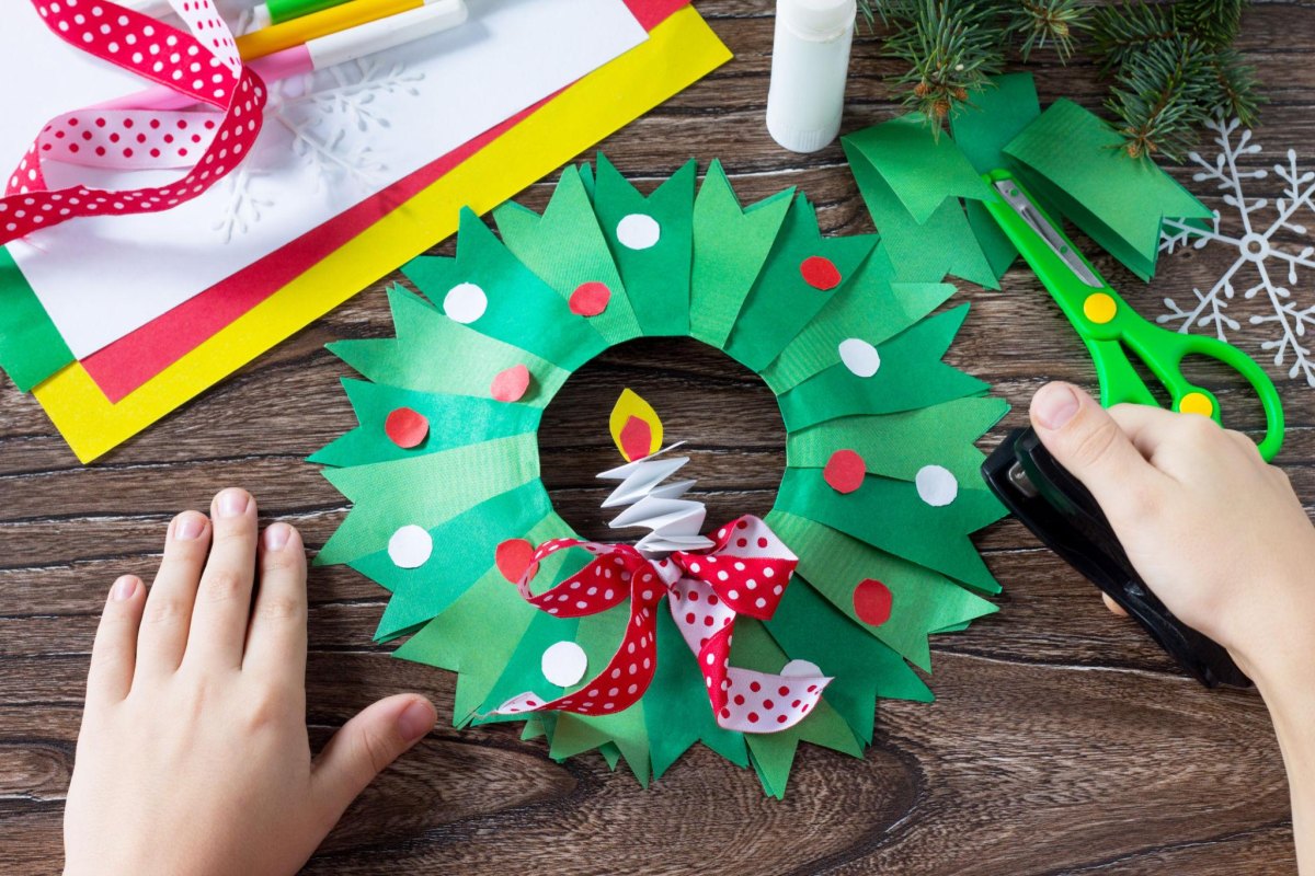 Kinder basteln Weihnachtskranz aus Papier