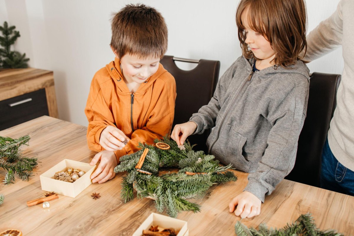 Kinder basteln Weihnachtskranz