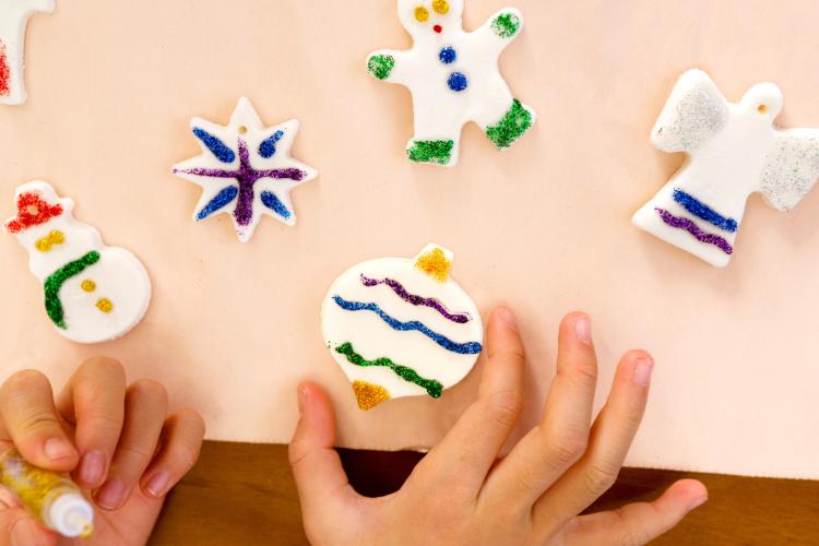 Salzteig Weihnachtskugeln Kinder basteln