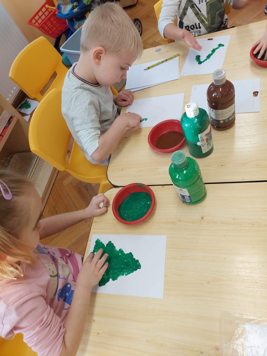 Kinder malen Weihnachtsmotive Fingerfarbe