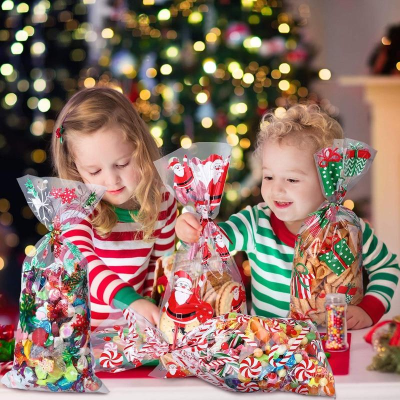 Kinder verpacken Weihnachtsplätzchen