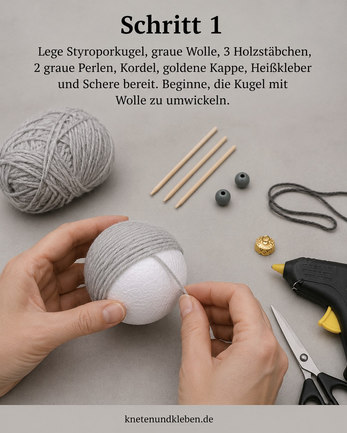 Hände wickeln graue Wolle um eine Styroporkugel für den Wollkugel Christbaumschmuck mit Stricknadeln