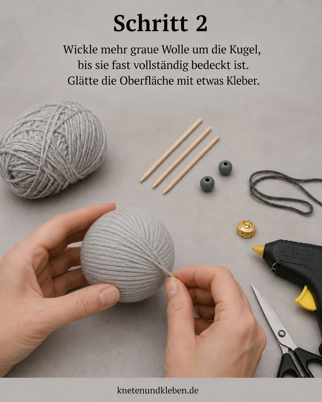 Die Kugel für den Wollkugel-Christbaumschmuck ist fast vollständig mit grauer Wolle umwickelt