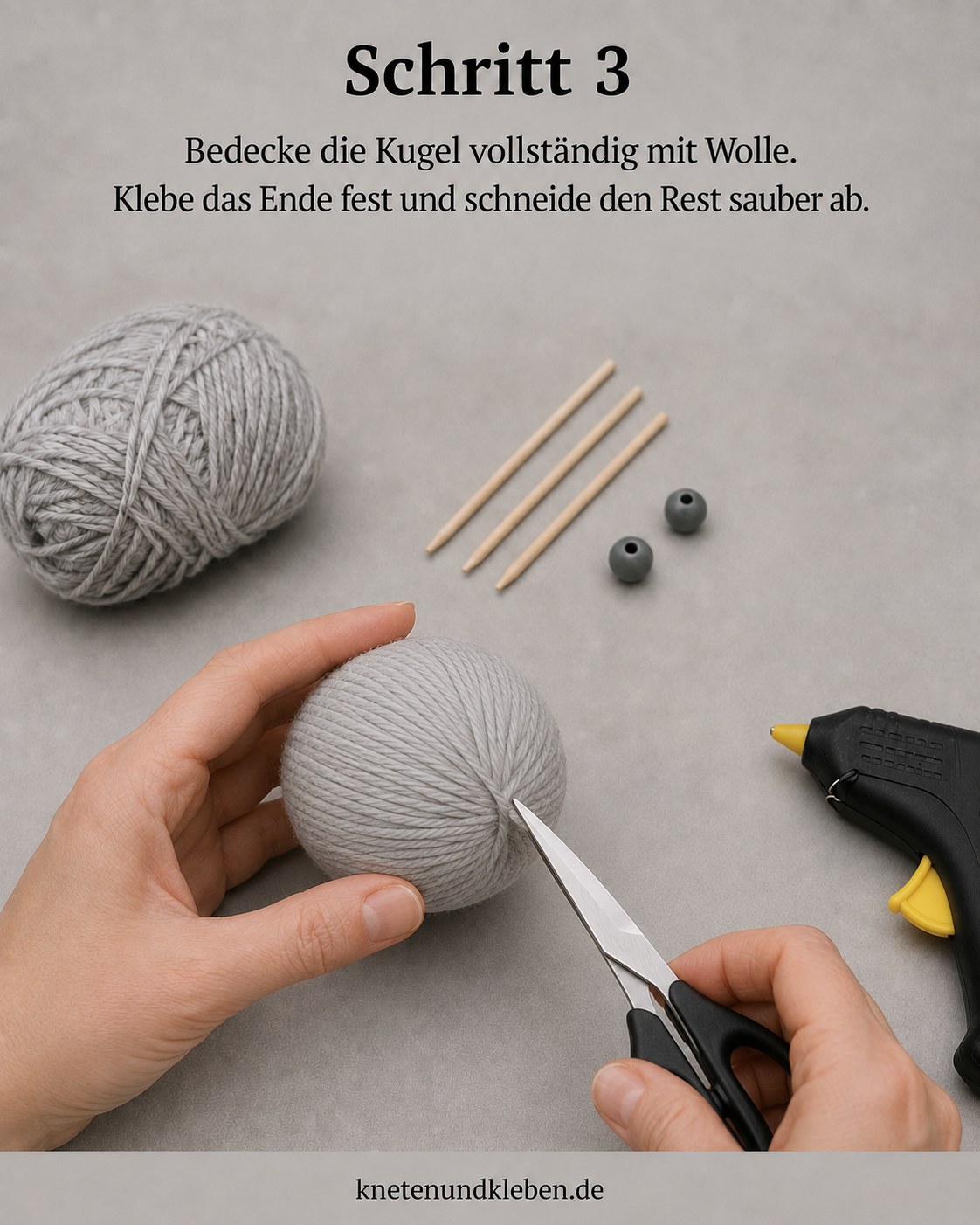 Der letzte Wollfaden wird an der Kugel festgeklebt und sauber mit der Schere abgeschnitten