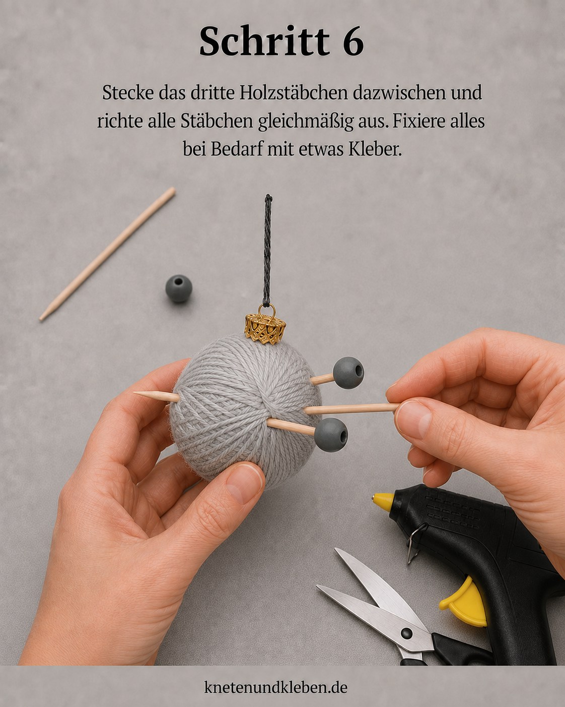 Ein drittes Holzstäbchen ergänzt die Stricknadeln-Optik der Wollkugel am Christbaumschmuck